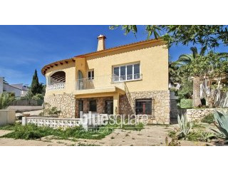Villa in need of renovation in Gran..