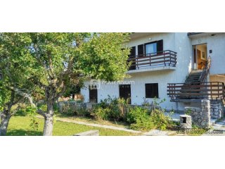 Podhum, kuća od 200m2 s 2 garaže i velikom okućnicom