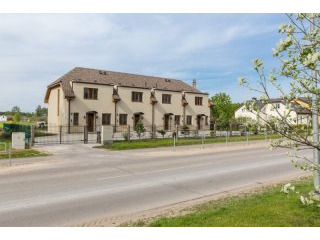 Cozy Apartment In A Townhouse, Pinki..