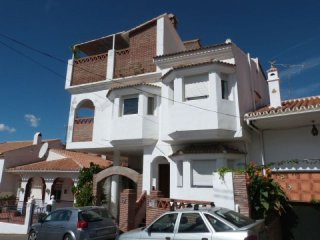 5 bedroom, 3 bathroom Townhouse, (build..