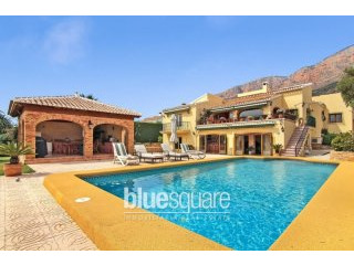 Spacious 5-bedroom villa near the Montgo