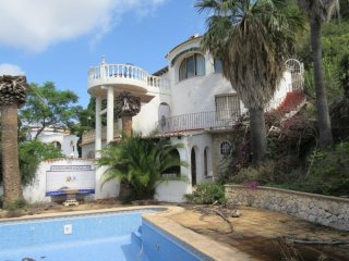 4 Bedrooms - Villa - Alicante - For Sale