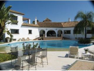 Villa for sale in New Golden Mile..