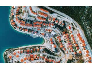 Neum kuća 440 m2 sa 9 stanova