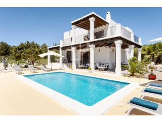 Pretty rustic style house with views..