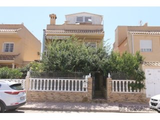 Spacious semi-detached house spread over 3 floors with 3..