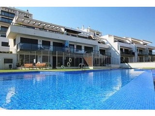 2 Bed Apartment with Communal Pool