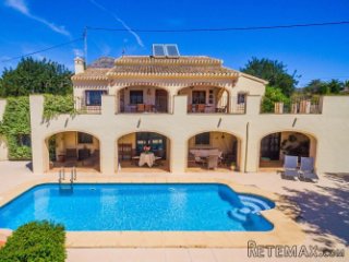 This 6 bedroom finca sits on a gently sloped plot in the..