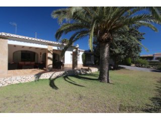 Traditional villa for sale with 3 bedrooms on one floor..
