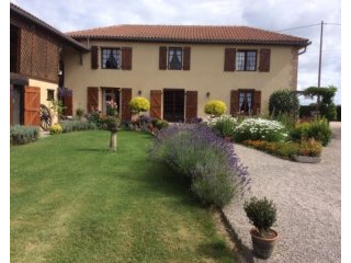 Immaculately presented pretty farmhouse..