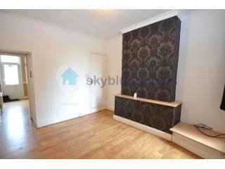 House - Don't miss out on this SPACIOUS..