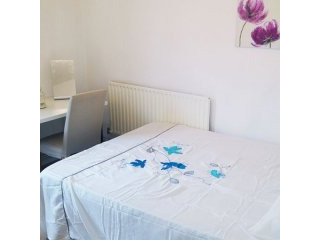 Double Room Near Oval Station, Great..