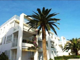 Duplex on the seafront. 4- double bedrooms, (1- suite) 3-..