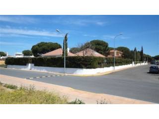 Villa - Detached villa on large corner..