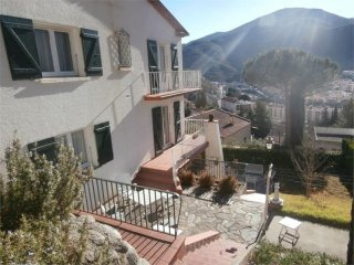 Impeccable 5 Bed Semi-Detached Villa..