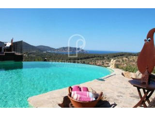 Magnificent villa with stunning sea and..