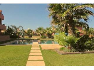 * STUNNING 2 BEDROOM APARTMENT CLOSE TO..
