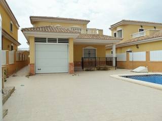 FABULOUS FAMILY VILLA WITH POOL & WALK..