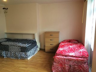 Room share for women, Zone 2, Mile End