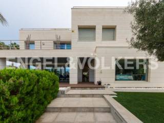 A very elegant and modern villa in La..