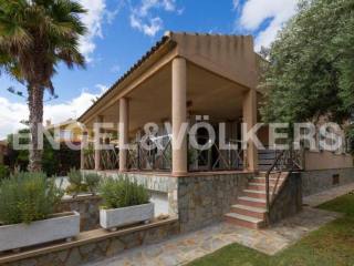 BEAUTIFUL HOUSE JUST STEPS FROM THE SEA