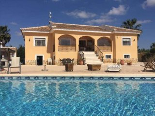 Beautiful Large 6 Bedroom Villa For..