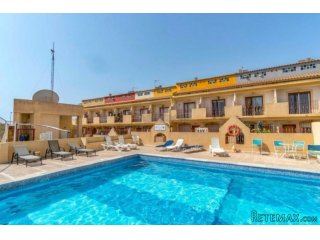La casa tiene 3 dormitorios y 3 baños.Orientación sur.Dos p..