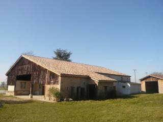 1 bed farm house with attached house to..