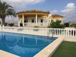4 bedroom villa with pool and tennis in..