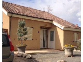 Villa on chateau estate, 3 beds, solar..