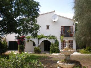 Rural house offering three independent..