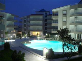 Prime Apartment, Side