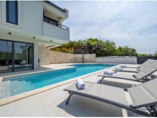 KRK-Villa s bazenom-160m2-500m od mora