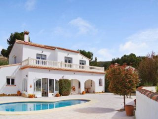 Spacious 5 Bed Villa in El Portet..
