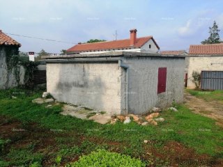 Građevinski teren sa 3 manja legalizirana objekta. Vareški.