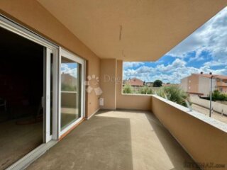 Prostrani stan s velikom terasom i pogledom na zelenilo!