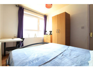 Single with double bed near Manor House..