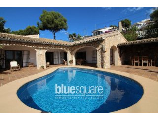 Villa with 4 bedrooms and stunning sea..