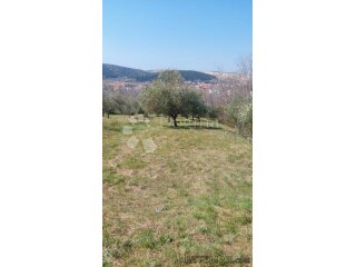 Građevinski teren površine 596m2. Lopar