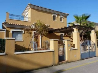3 Bedroom 2 Bathroom Townhouse In..