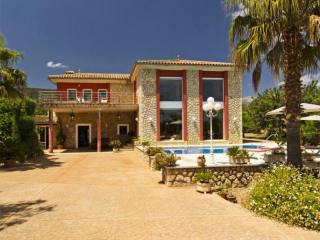 Sunny modern country house in quiet..