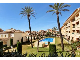 Magnificent semi-detached villa on one..