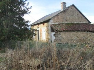 Habitable Country House to Improve