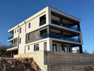 OTOK KRK VRBNIK- LUKSUZNI APARTMAN NA PRVOM KATU ODLIČNE NOV