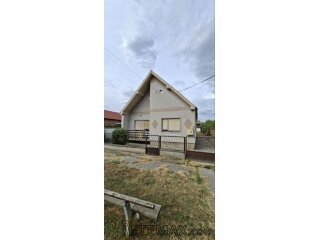 Prodajem kucu u centru Jarkovca