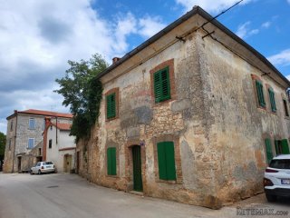ISTRA, SVETVINČENAT - Povijesna kuća s dvorištem pored Kašte
