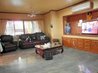 Impressive 5-bedroom house at lower Soi..