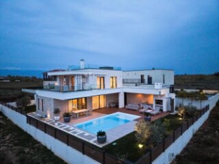 Luksuzna vila u Privlaci s pogledom na more i uređenim vrtom