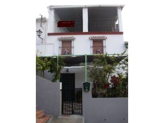 Town House - This spacious three storey..