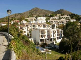Apartment - 2 bed top floor apartment..